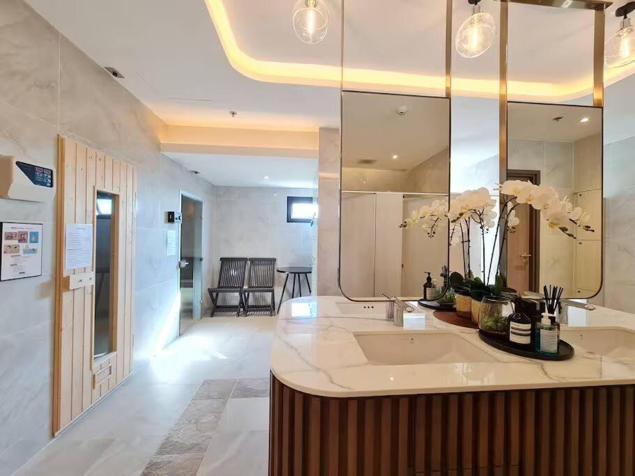 Astra Sky River High Floor,3 Bedrooms 97㎡ 山景房带浴缸 Chiang Mai Exteriör bild